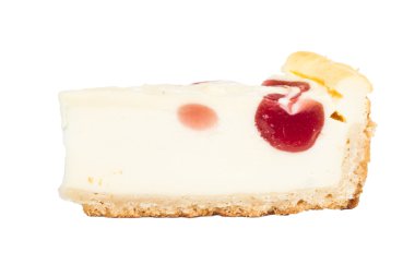 bir dilim beyaz zemin üzerine vişneli cheesecake closeup