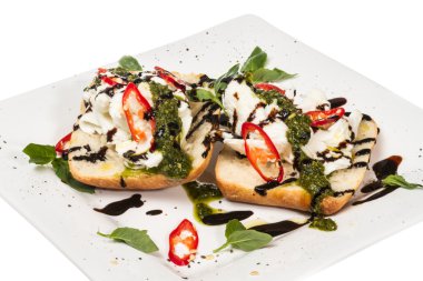 verse toast broodjes met kaas en basilic en pesto