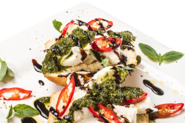 verse toast broodjes met kaas en basilic en pesto