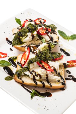 verse toast broodjes met kaas en basilic en pesto