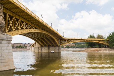 Budapeşte'de yakın zamanda yenilenen margit Köprüsü manzaralı görünüm.