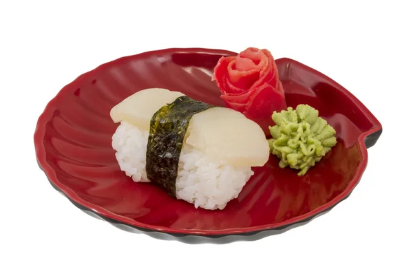Sushi hotate z kromka na białym tle muszelki — Zdjęcie stockowe
