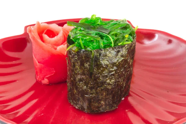 緑の海草中華と日本新鮮な巻き寿司 — ストック写真