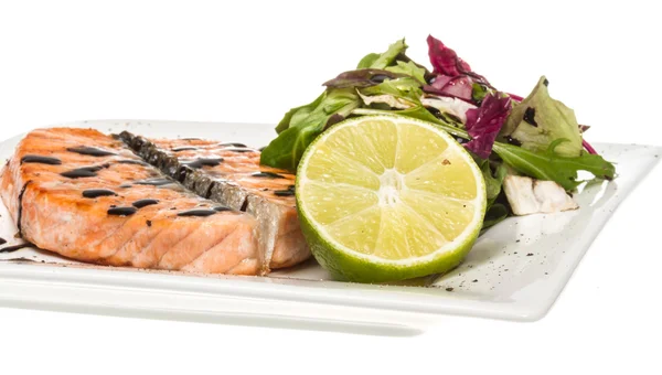Porción de pescado salado: filete de salmón noruego asado adornado —  Fotos de Stock