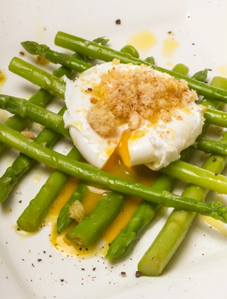 Свіжий салат зі спаржею, яйцями та грінками — стокове фото
