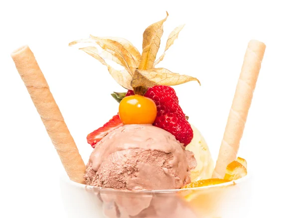 Joghurt és egy tál csokoládé fagylalt közelről — Stock Fotó