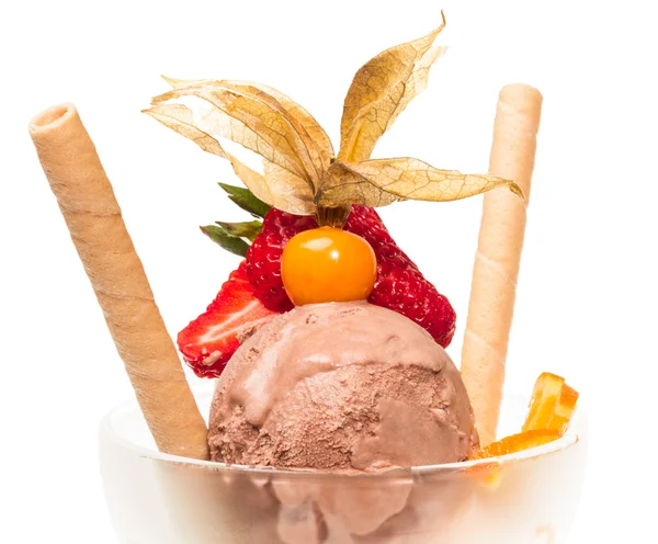 Йогурт і шоколадне морозиво в мисці крупним планом — стокове фото
