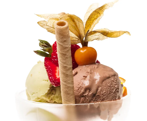 Yoghurt en chocolade-ijs in een kom close-up — Stockfoto