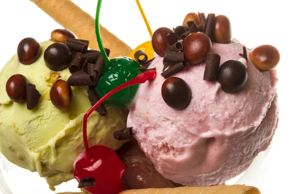 Yogur y helado de chocolate en un tazón de cerca — Foto de Stock
