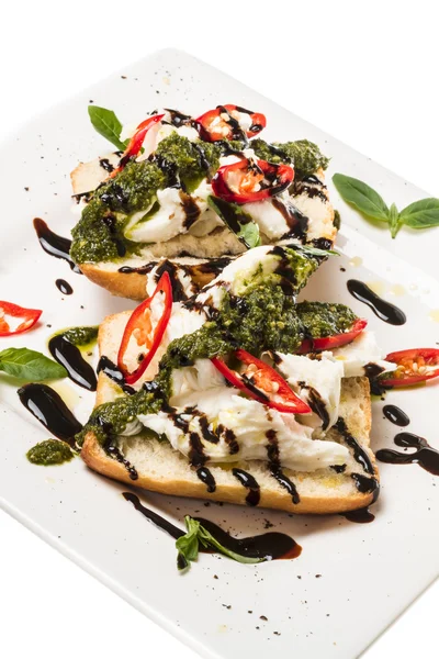 Frische Toastbrote mit Käse und Basilikum und Pesto — Stockfoto