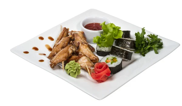 Asas de frango Buffalo no prato com sushi — Fotografia de Stock