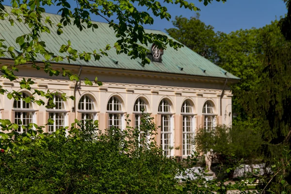 Het lazienki-paleis in lazienki park, Warschau. Lazienki krolewski — Stockfoto