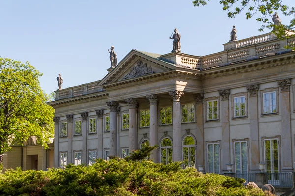The Lazienki palace in Lazienki Park, Warsaw. Lazienki Krolewski — Stock Photo, Image