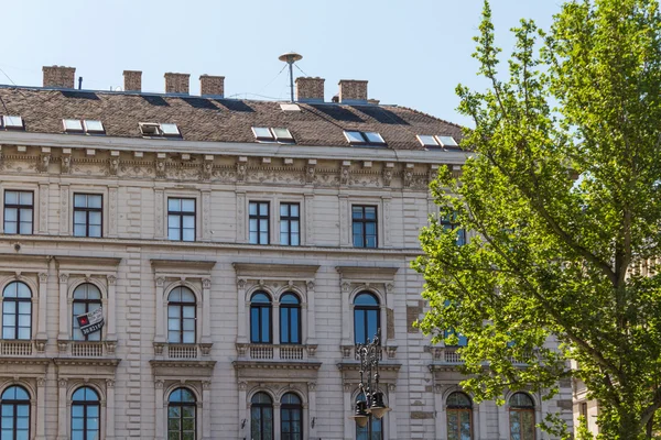 Typische Gebäude aus dem 19. Jahrhundert im Burgviertel von Budape — Stockfoto