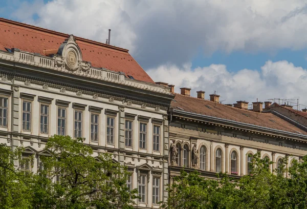 Edifici tipici ottocenteschi nel quartiere Buda Castle di Budape — Foto Stock