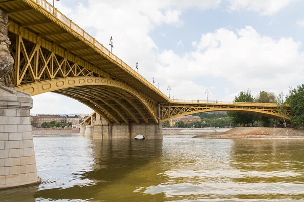 Rozhledny nedávno obnovené margit mostu v Budapešti. — Stock fotografie