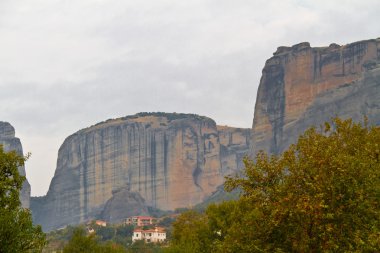 Meteora kayalıklarla ve Manastırlar