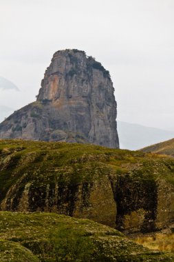 Meteora kayalıklarla ve Manastırlar