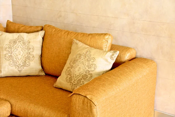 Bonito sofá naranja con almohadas —  Fotos de Stock
