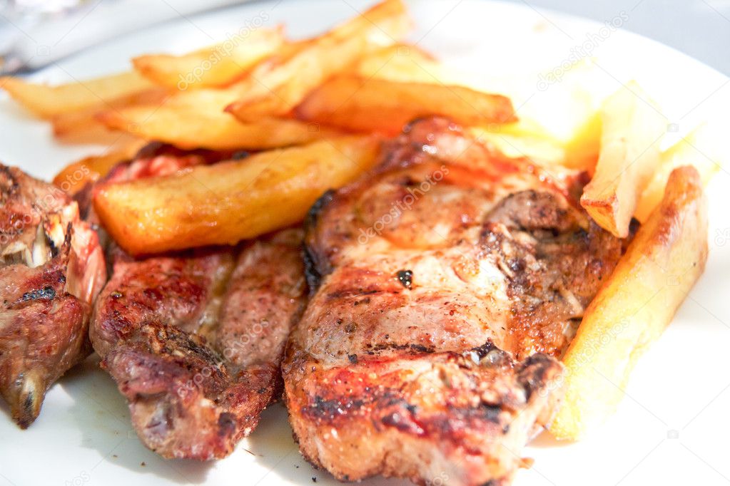 Lamp chop with french fries and tomatoes