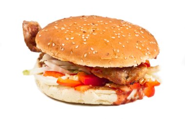 Hamburger beyazda izole edilmiş.