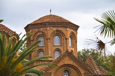 yapraklı bahçesinde yer alan huzurlu panagia chalkeon kilise w