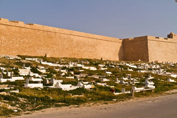 Ribat fortificação árabe e cemitério em Mahdia à beira-mar para — Fotografia de Stock