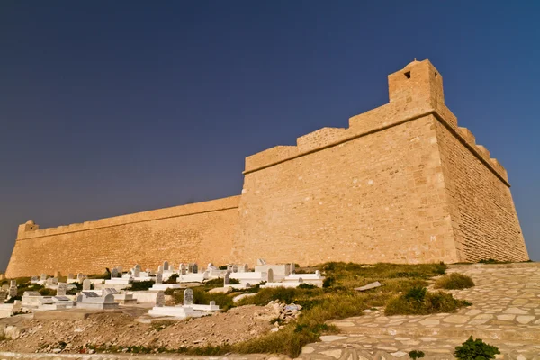 Ribat - arabski fortyfikacji i cmentarz w mahdia - nad morze do — Zdjęcie stockowe
