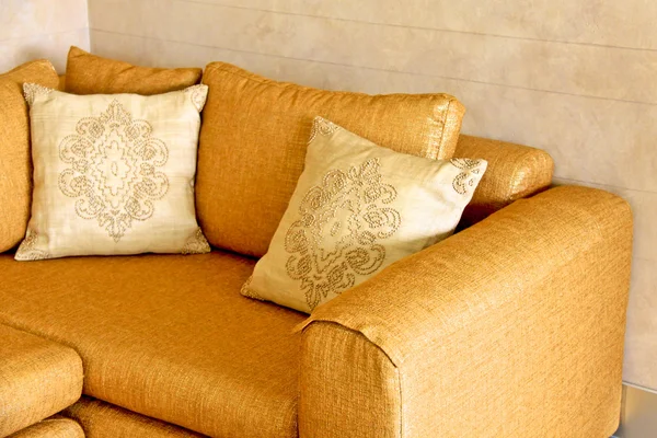 Гарний помаранчевий диван з подушками — стокове фото