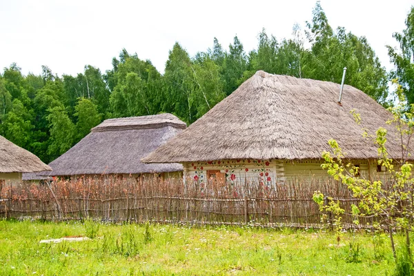 Gammalt trähus i byn — Stockfoto