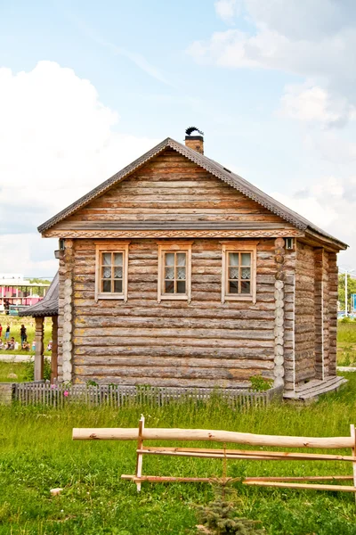 Ancienne maison en bois dans village — Photo