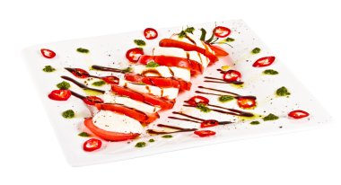 Klasik caprese salatası