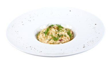 Deniz ürünleri ve üzerine dereotu ile lezzetli risotto fotoğrafı