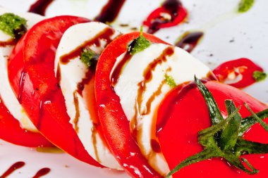 Klasik caprese salatası