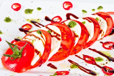 Klasik caprese salatası