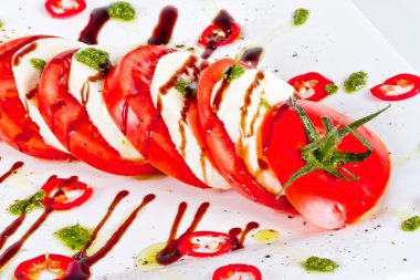 Klasik caprese salatası