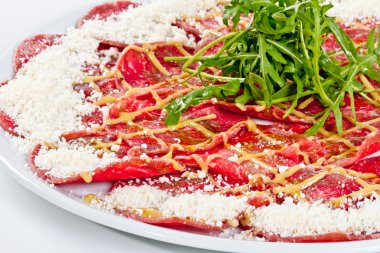 Et (biftek) ile Parmesan peyniri ve ruccola Carpaccio