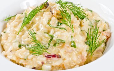 Deniz ürünleri ve üzerine dereotu ile lezzetli risotto fotoğrafı