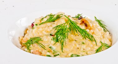 Deniz ürünleri ve üzerine dereotu ile lezzetli risotto fotoğrafı