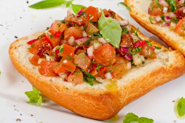 Bruschetta (İtalyan kızarmış sarımsaklı ekmek) domates ile