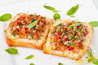 Bruschetta (İtalyan kızarmış sarımsaklı ekmek) domates ile