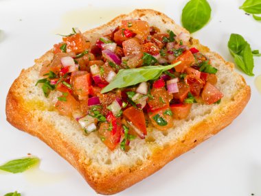 Bruschetta (İtalyan kızarmış sarımsaklı ekmek) domates ile