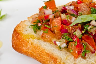 Bruschetta (İtalyan kızarmış sarımsaklı ekmek) domates ile