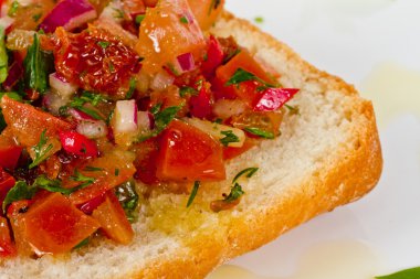 Bruschetta (İtalyan kızarmış sarımsaklı ekmek) domates ile