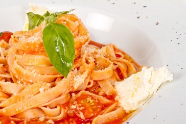 Kiraz domates ve mozzarella ile makarna (tagliatelle)