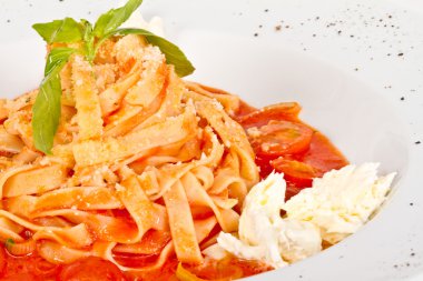 Kiraz domates ve mozzarella ile makarna (tagliatelle)