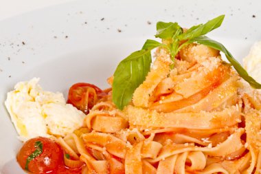 Kiraz domates ve mozzarella ile makarna (tagliatelle)