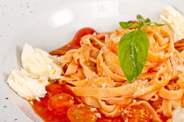 Kiraz domates ve mozzarella ile makarna (tagliatelle)