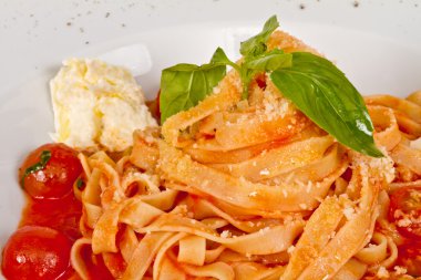 Kiraz domates ve mozzarella ile makarna (tagliatelle)