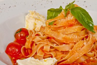 Kiraz domates ve mozzarella ile makarna (tagliatelle)